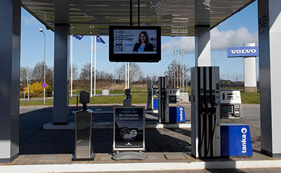 Digital skiltning fra Armagard på forpladsen ved Volvo Bils tankstation