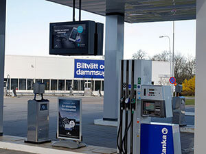 Armagards løsning til digital skiltning på forpladsen ved Volvo Bils tankstation