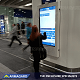 Udendørs infoskærm til afgange med touchscreen på en togstation
