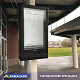 Udendørs infoskærm til afgange monteret på en stolpe ved en busstation