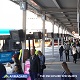 Flere stolpemonterede enheder af typen udendørs LCD-skærm til passagerinformation på en busstation