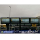 Flere enheder af typen udendørs LCD-skærm til passagerinformation installeret ved et busstoppested i en lufthavn