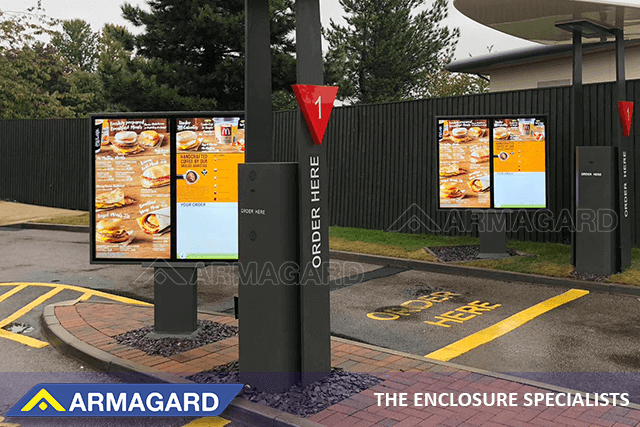 Samsung OH55F udendørs digitale menutavler med to skærme hos McDonald's