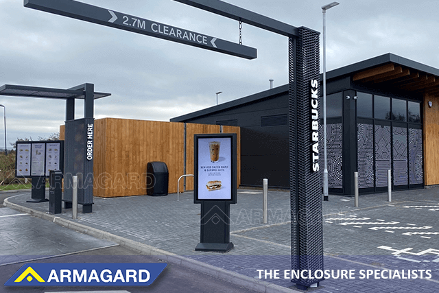 Starbucks-drive-through-bane med udendørs digitale menutavler med én og tre skærme