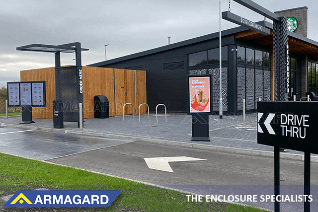 Drive-through-bane på en Starbucks-lokation med udendørs digitale menutavler fra Armagard
