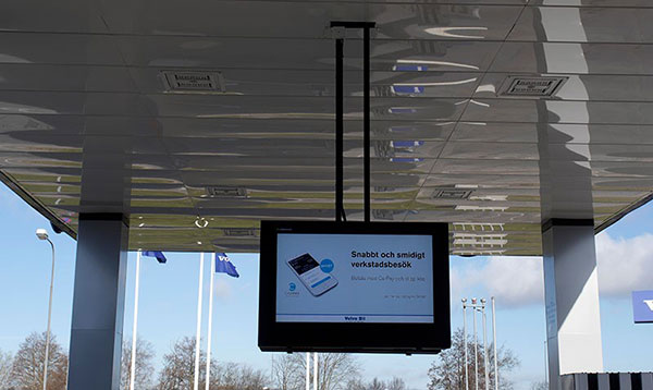 Loftmonteret digital skiltning LCD-kabinet hos Volvo, Sverige