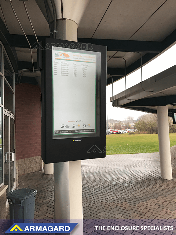 Portrætformat TV-skærm kabinet, der viser en køreplan på en busstation