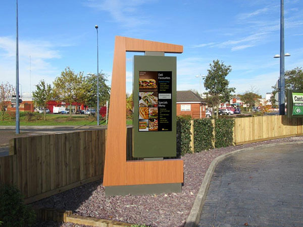 Specialfremstillet ophængt digital skiltning LCD-kabinet fra Armagard