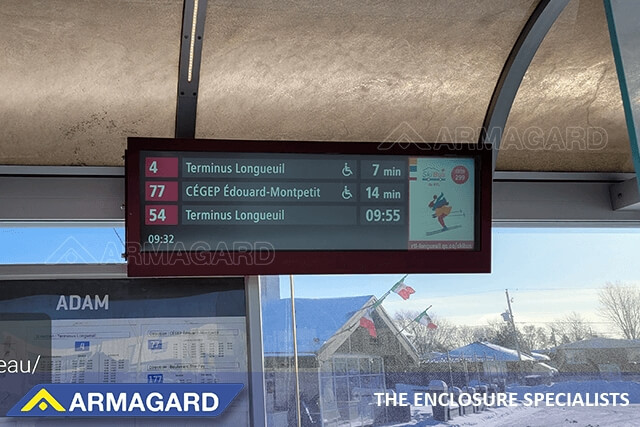DynaScan DS371BT4 udendørs digital skiltning til togstationer fra Armagard