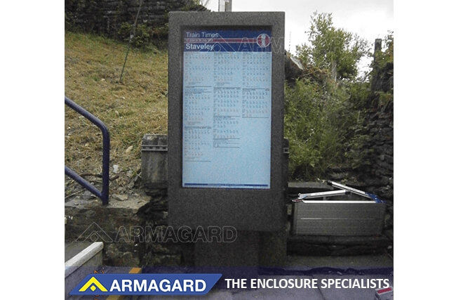 Armagard infostander til udendørs digital skiltning til togstationer for Network Rail