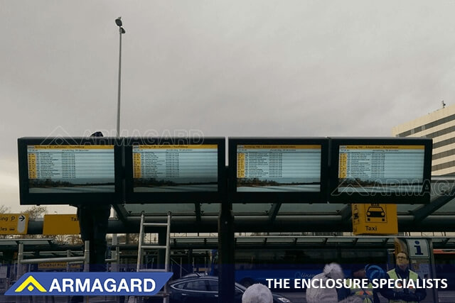 Vejrbestandig digital skiltning til lufthavne fra Armagard installeret i Schiphol Lufthavn