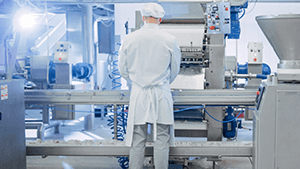 Produktionslinje til fødevareforarbejdning med beskyttelsessystem til produktionsskærm i fødevareindustrien